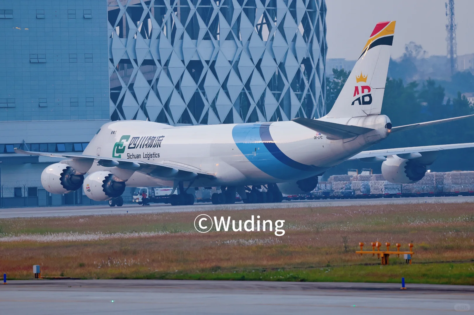 四川本土物流也有了大鹅头(Boeing748)