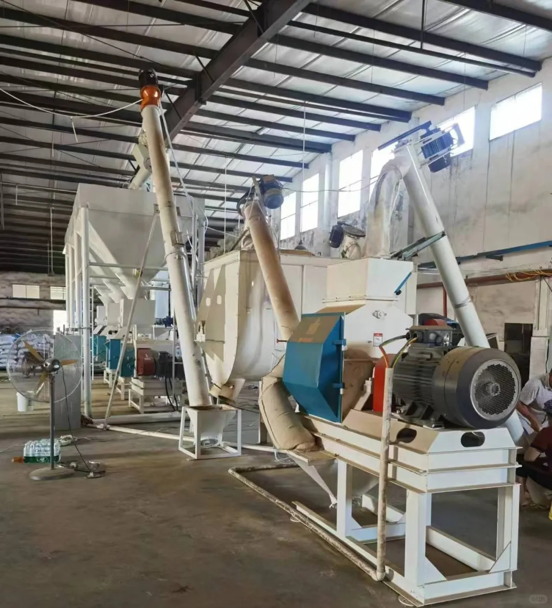 全自动饲料机整套设备：养殖业生产线利器