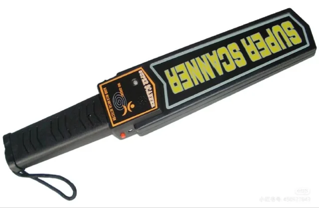 不小心把金属探测仪伸进了安检机手很麻怎么