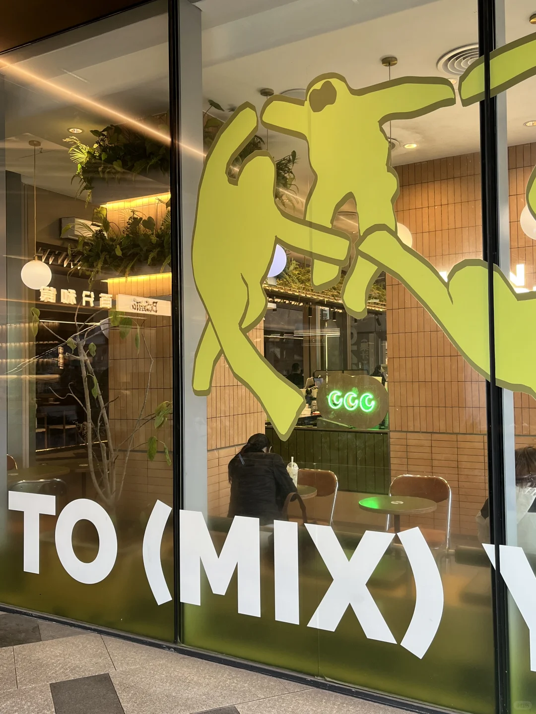 玻璃上这样贴效果非常不错