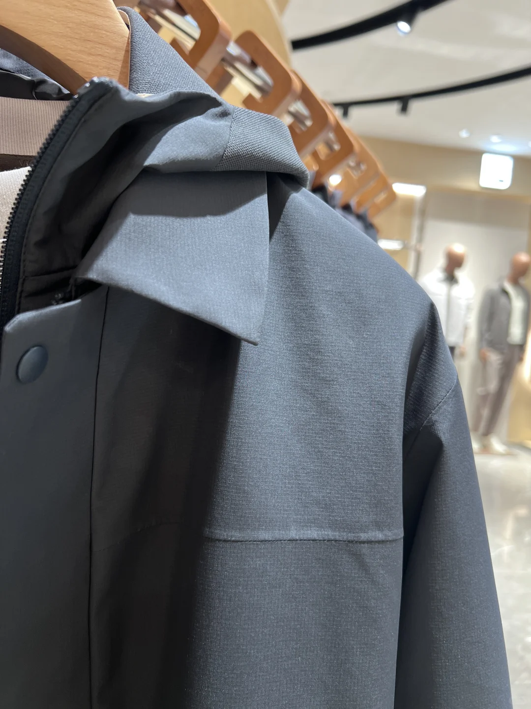 一件剪裁利落的干部夹克