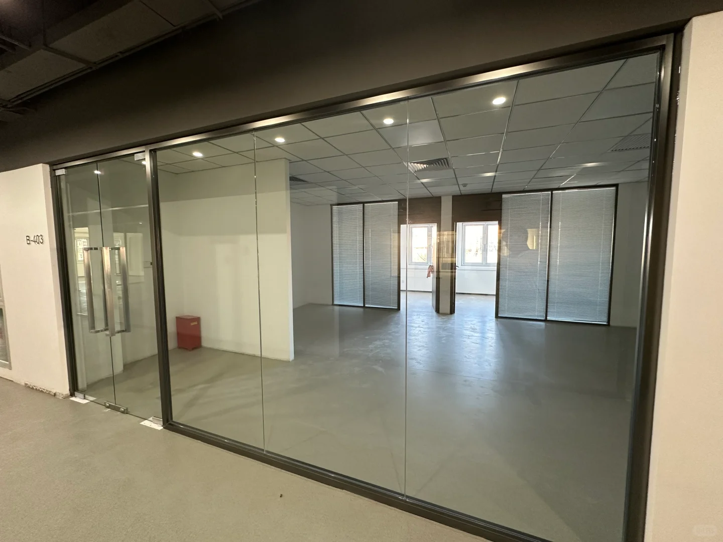 办公室极简玻璃隔断