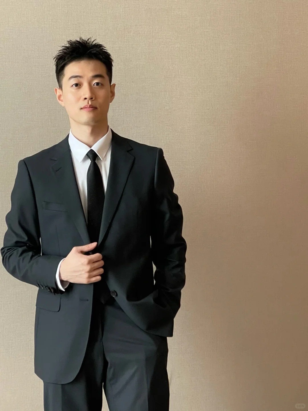 这次西装穿的满意了?