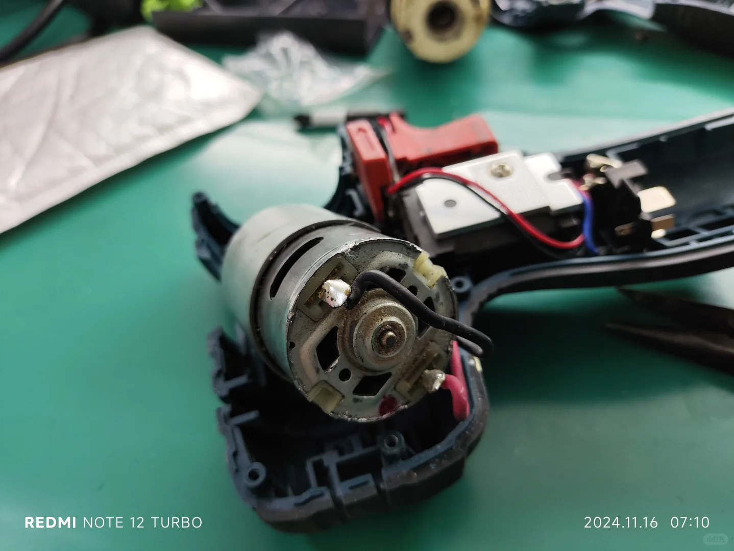 BOSCH手电钻更换碳刷