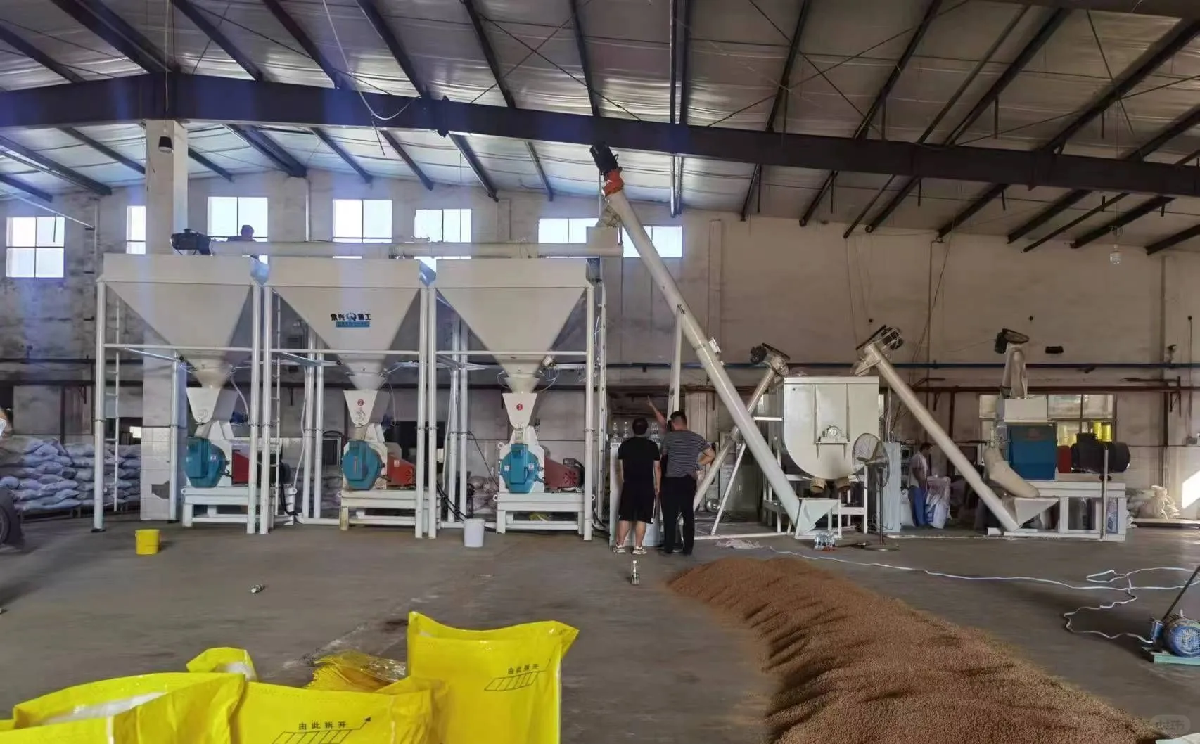 全自动饲料机整套设备：养殖业生产线利器