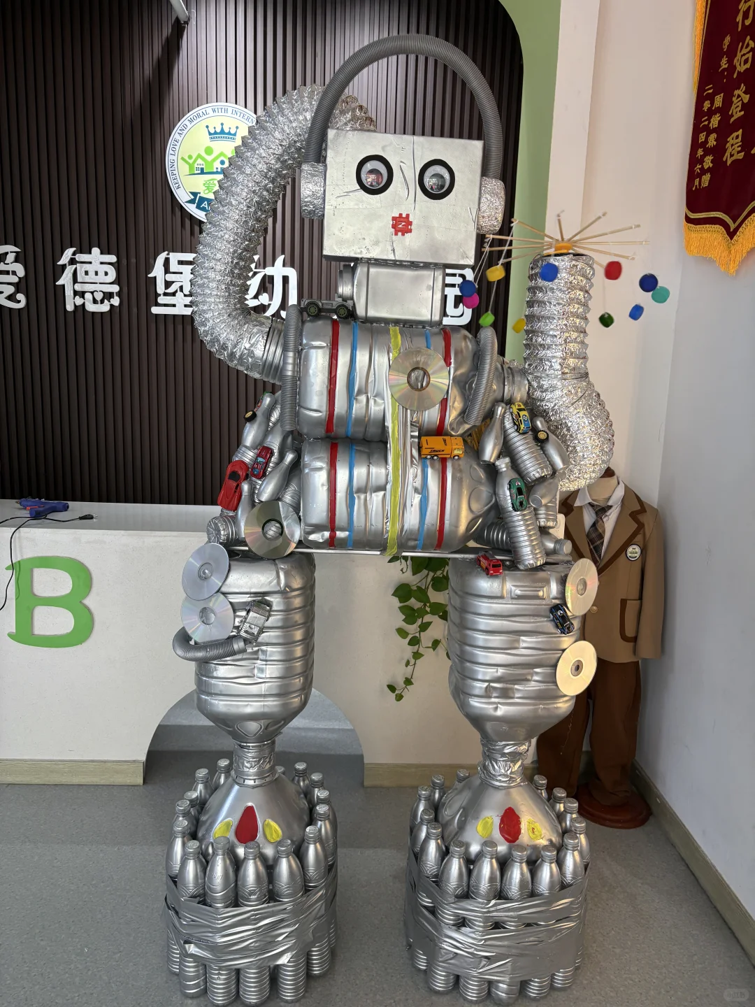 竟然有人会用废旧瓶子做机器人！