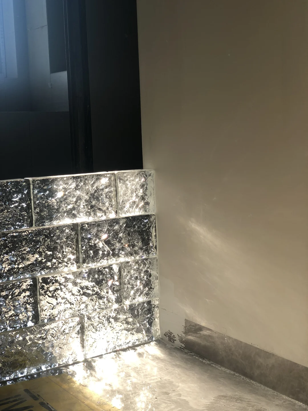 这个玻璃砖隔断真绝了