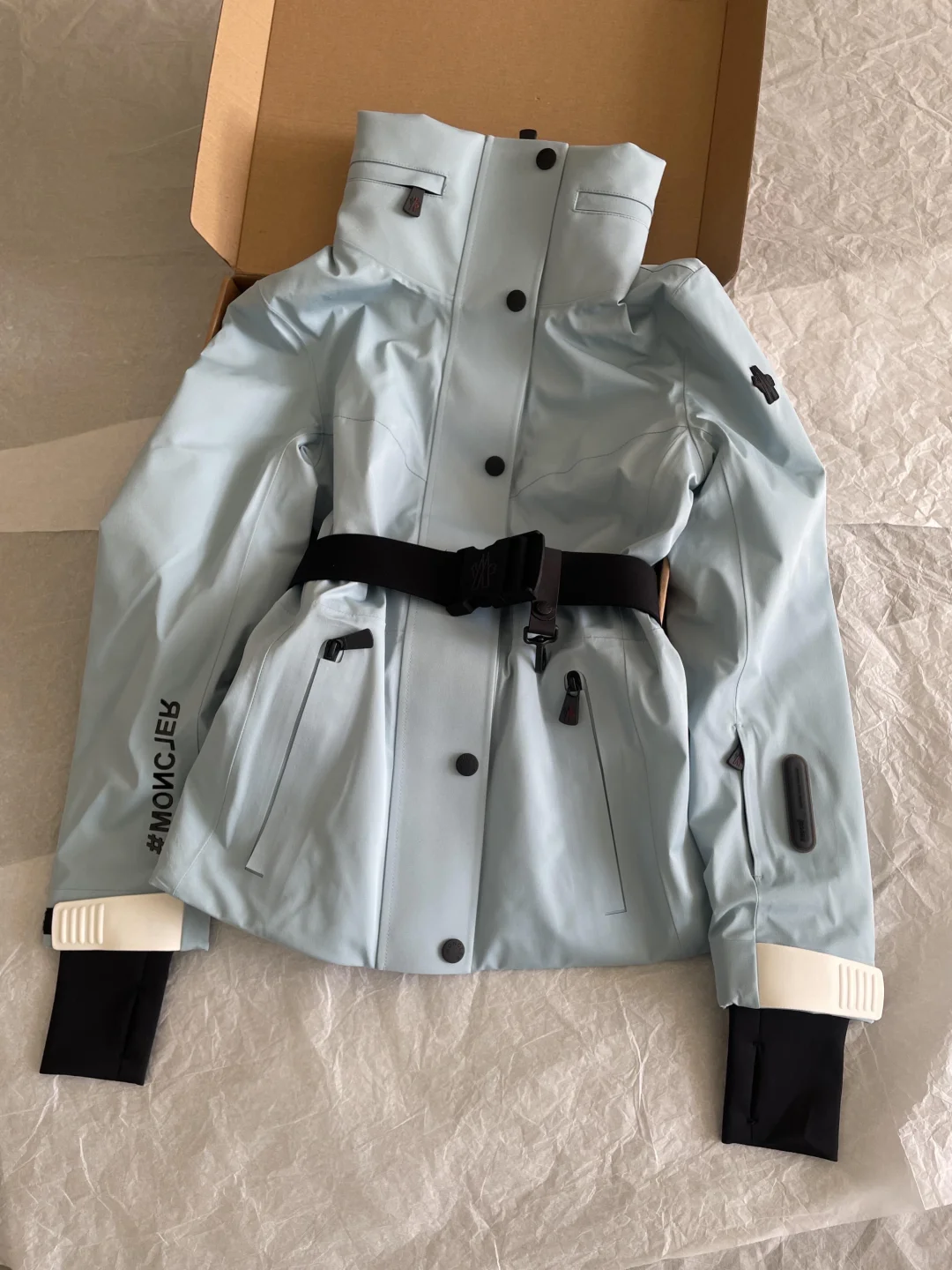 买到喜欢的滑雪服了！