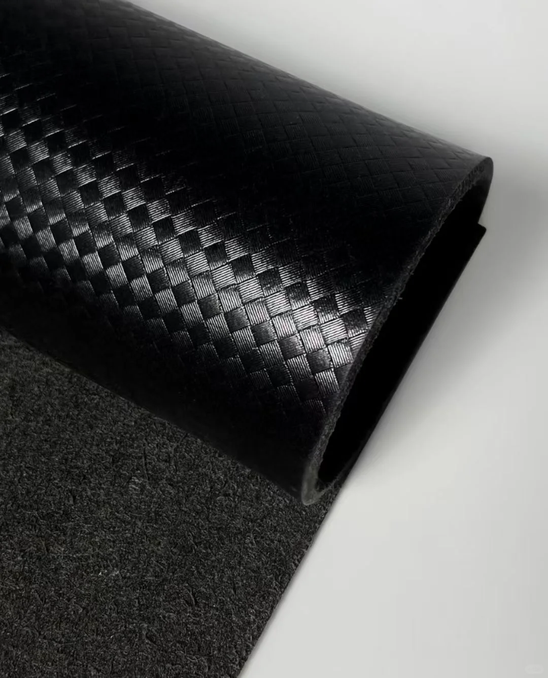 橡胶超纤，具有防滑止滑而且耐磨耐刮。适用于