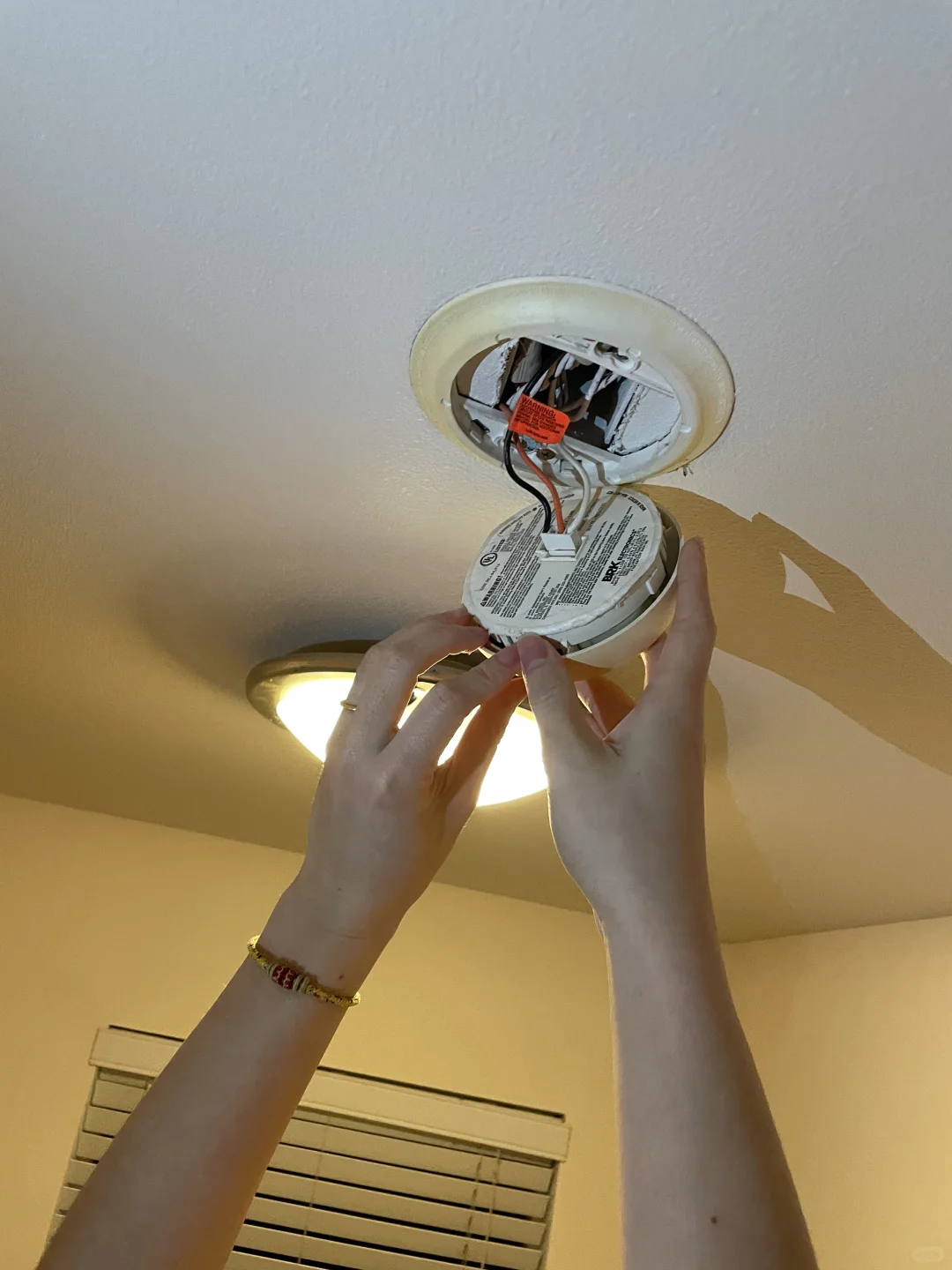 半夜被??烟雾报警器吓醒…