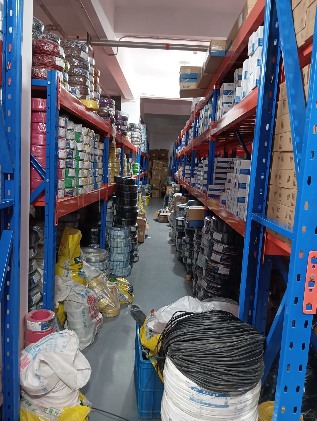 经历一天忙碌的仓库