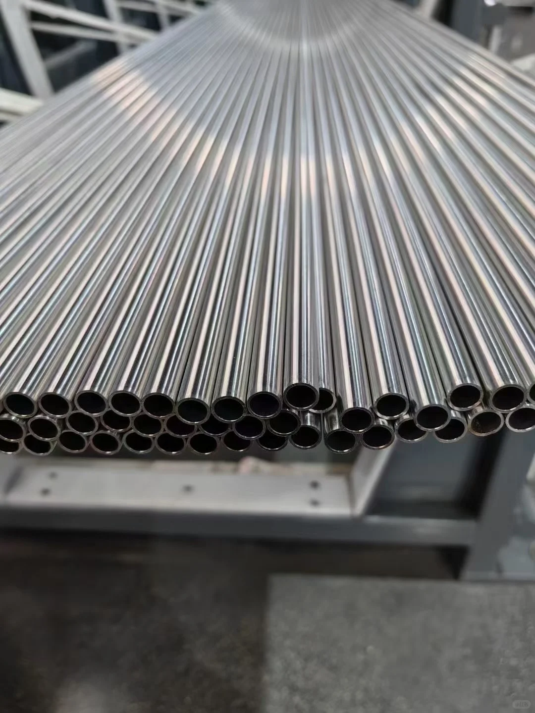 怎么会有这么光亮的不锈钢管！！