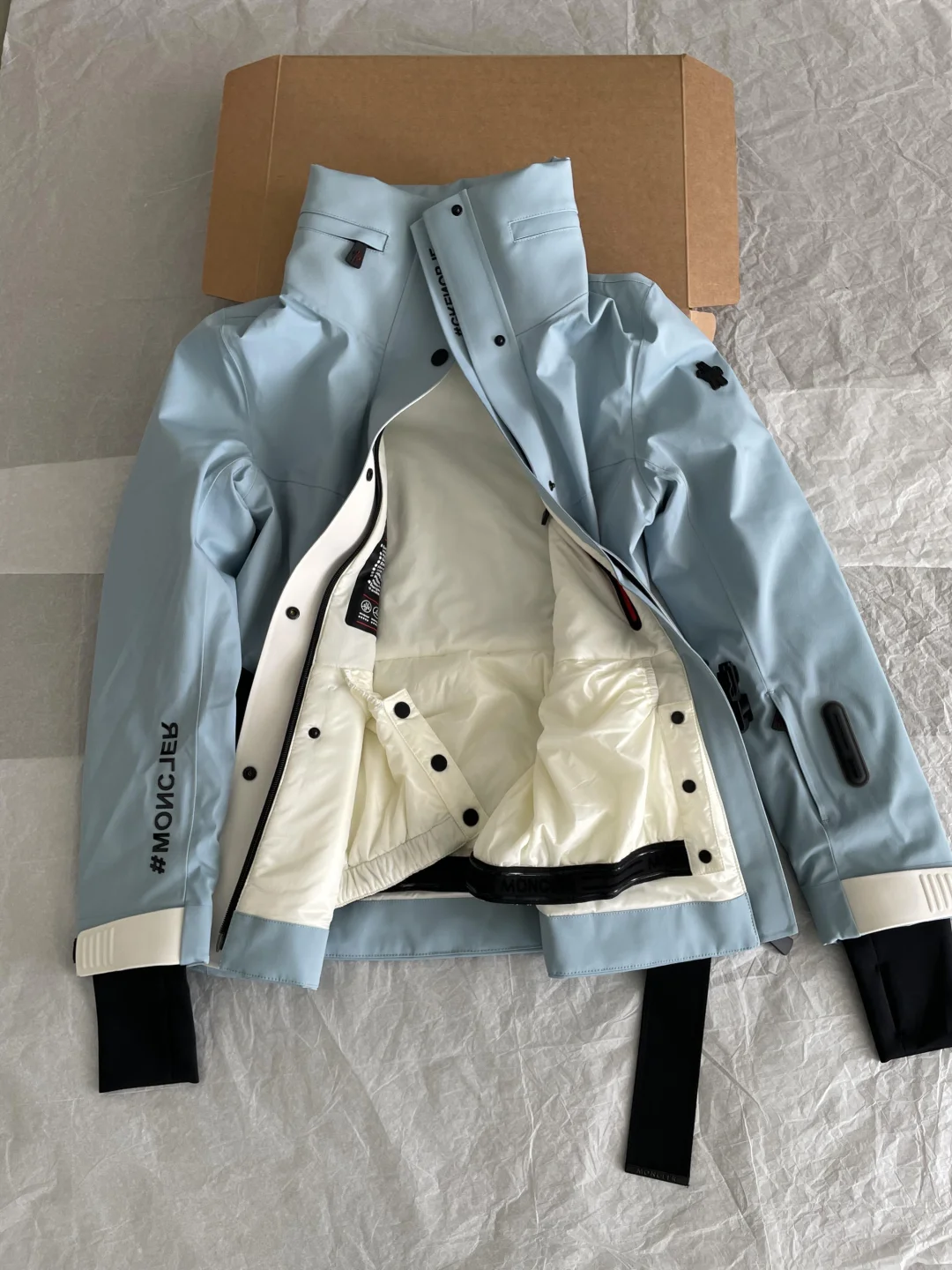 买到喜欢的滑雪服了！