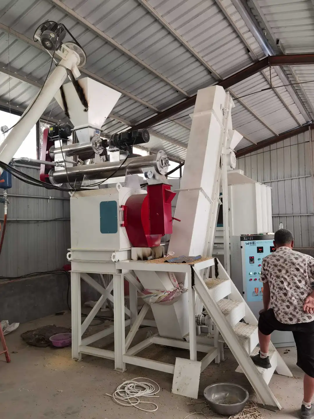 全自动颗粒饲料生产线从粉碎到包装一机搞定