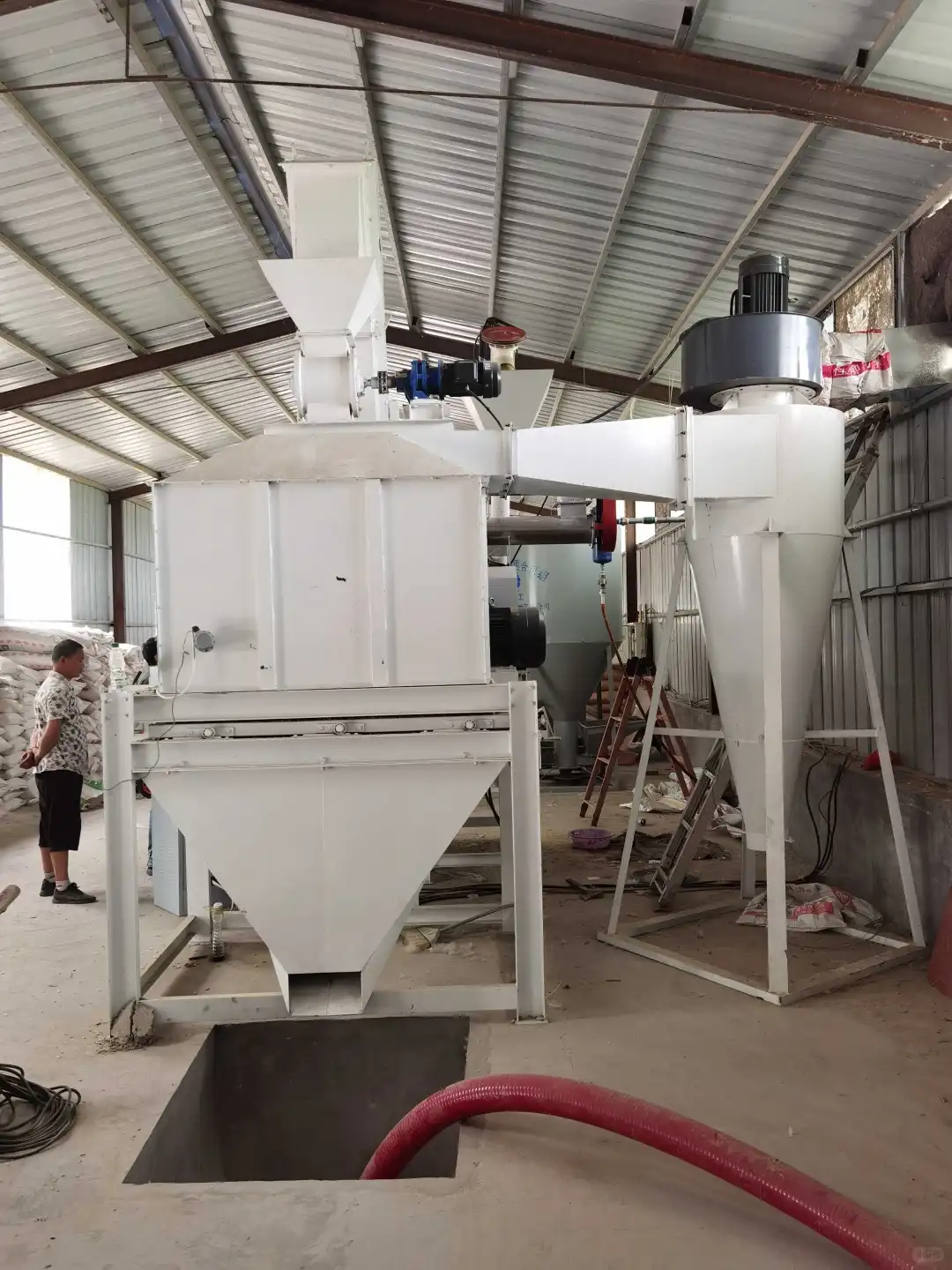 全自动颗粒饲料生产线从粉碎到包装一机搞定