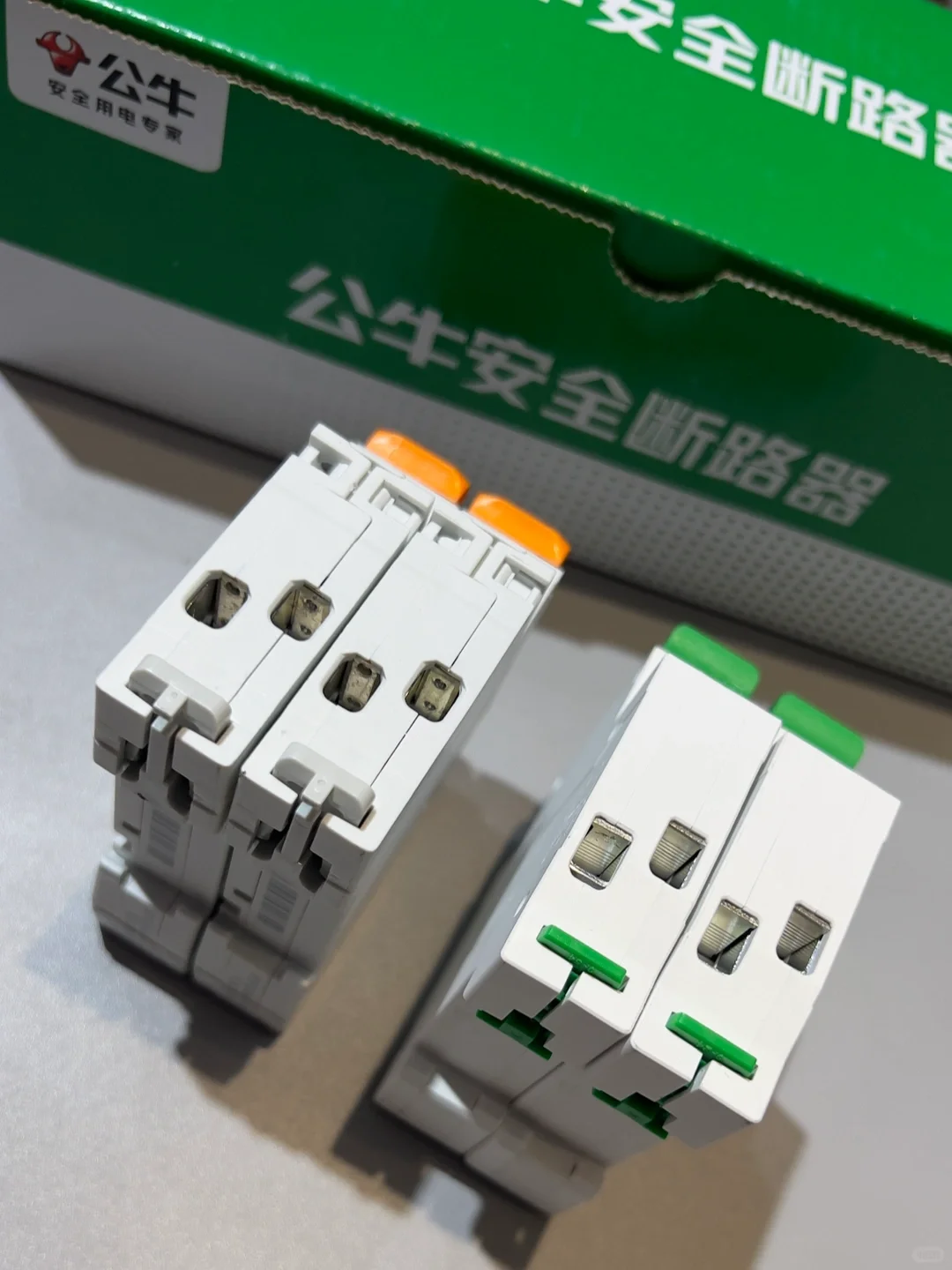 静态对比公牛VS施耐德断路器