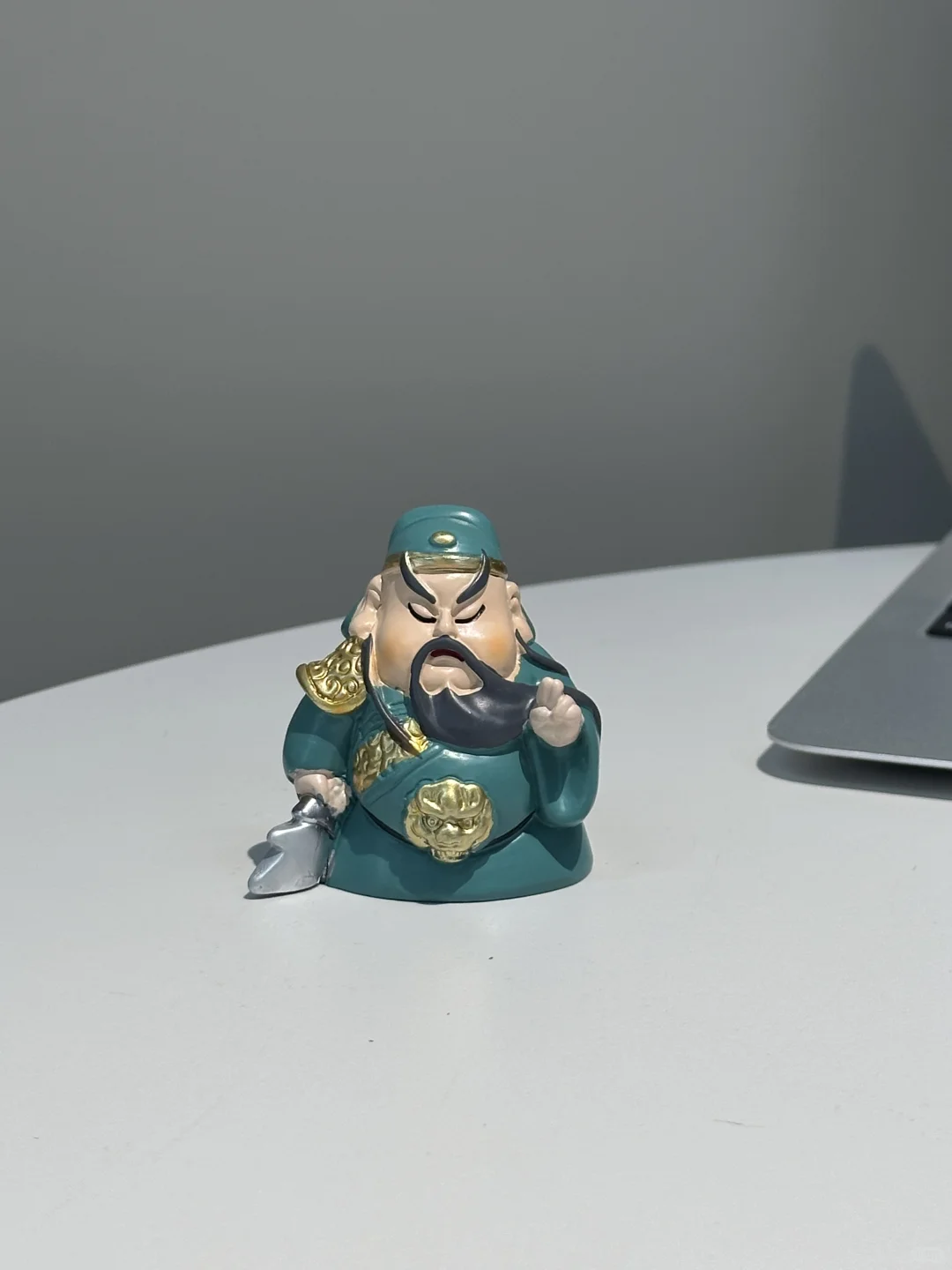 关二爷镇办公桌?