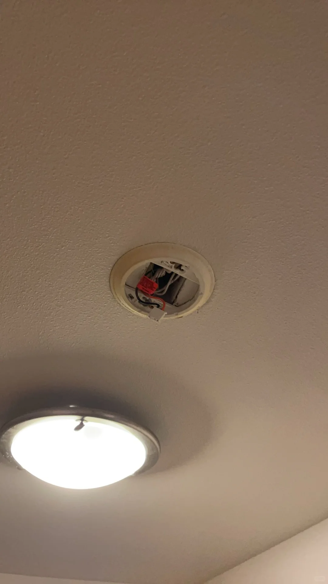 半夜被??烟雾报警器吓醒…