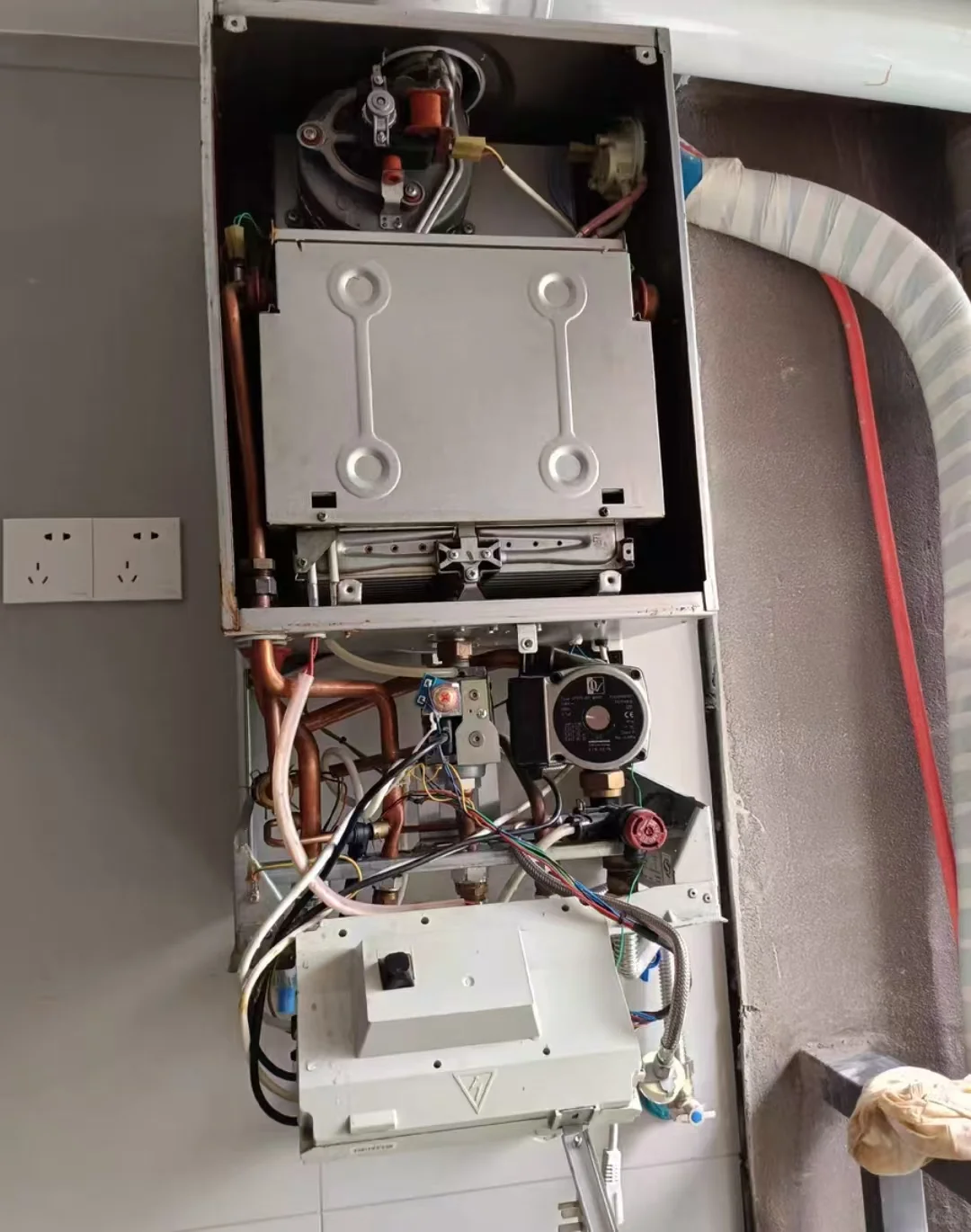 壁挂炉不出热水怎么回事？专业师傅极速上门