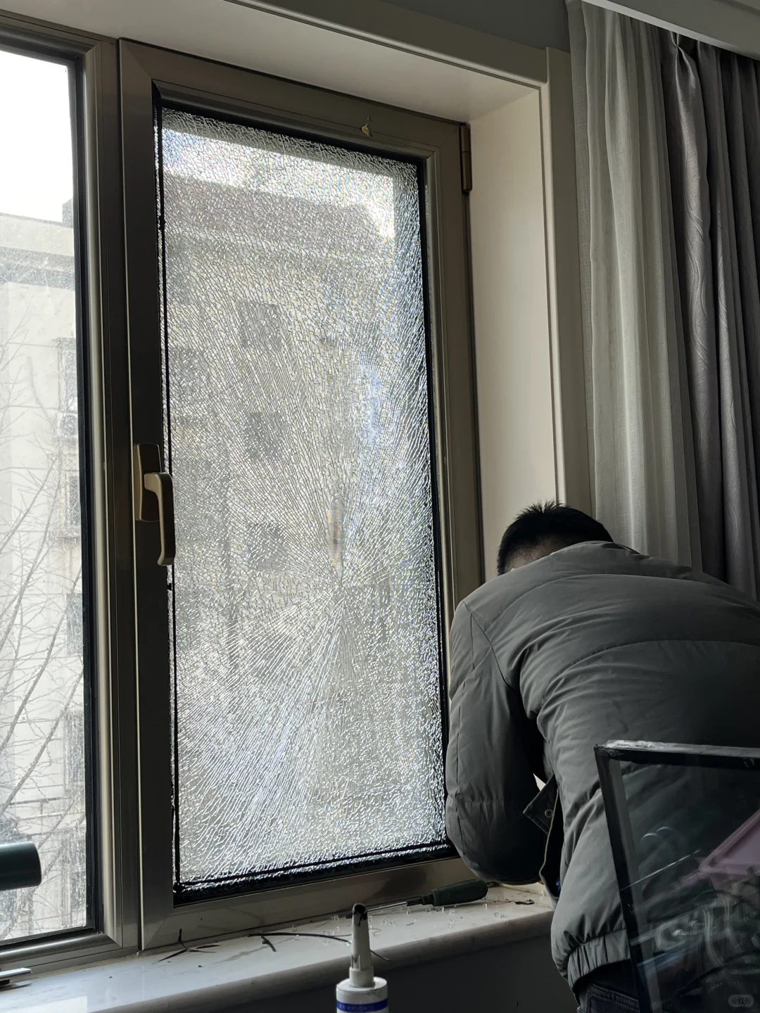 窗户玻璃突然爆了