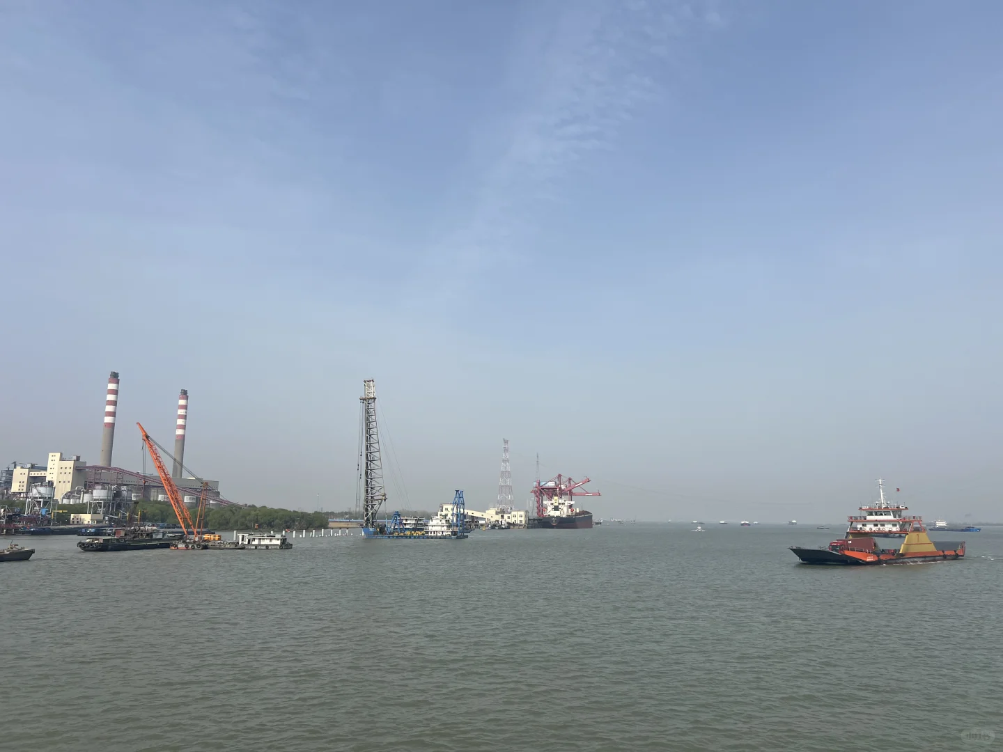 今日长江轮渡水运繁忙，汽车坐船过长江