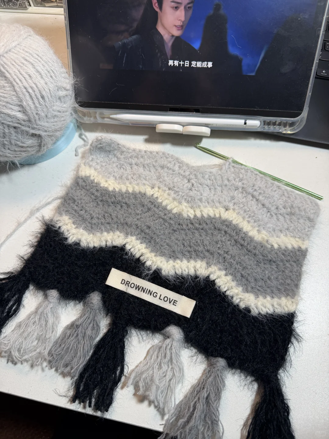 一天织完！简约黑白灰??波浪围巾～（附图解）