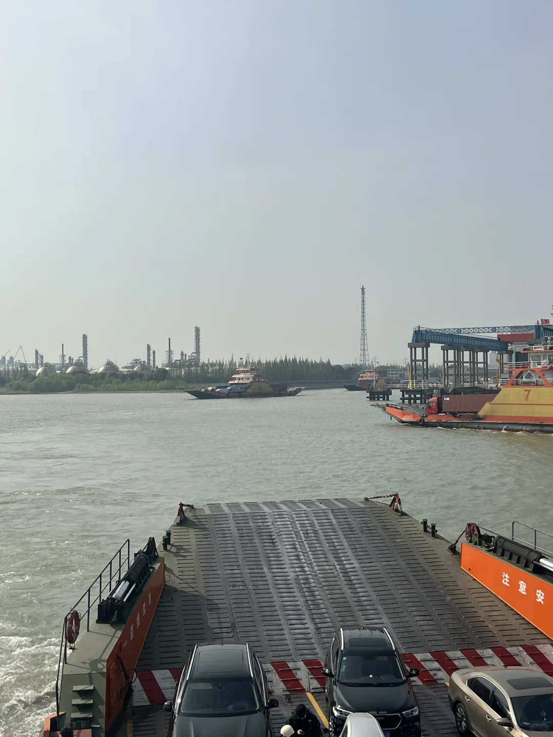今日长江轮渡水运繁忙，汽车坐船过长江