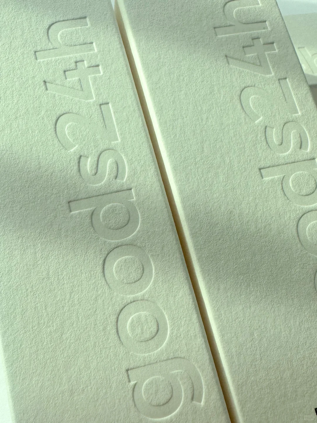 无色压凹+特种纸的盒子，狠狠拿捏高级感