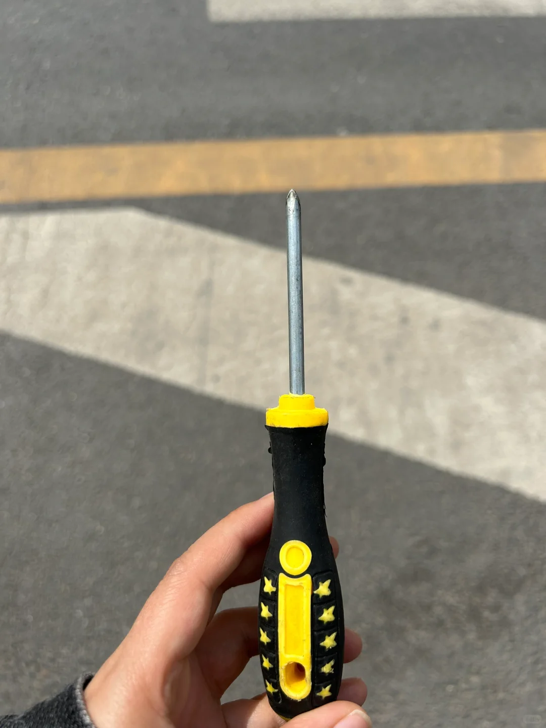 陌生的五金店女老板免费借我改锥