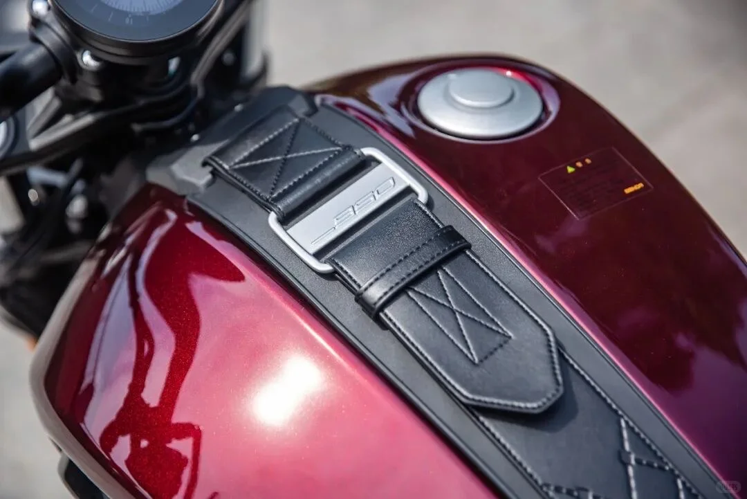 复古的颜色?黑旗950试驾体验