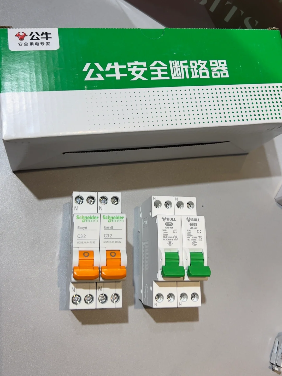 静态对比公牛VS施耐德断路器