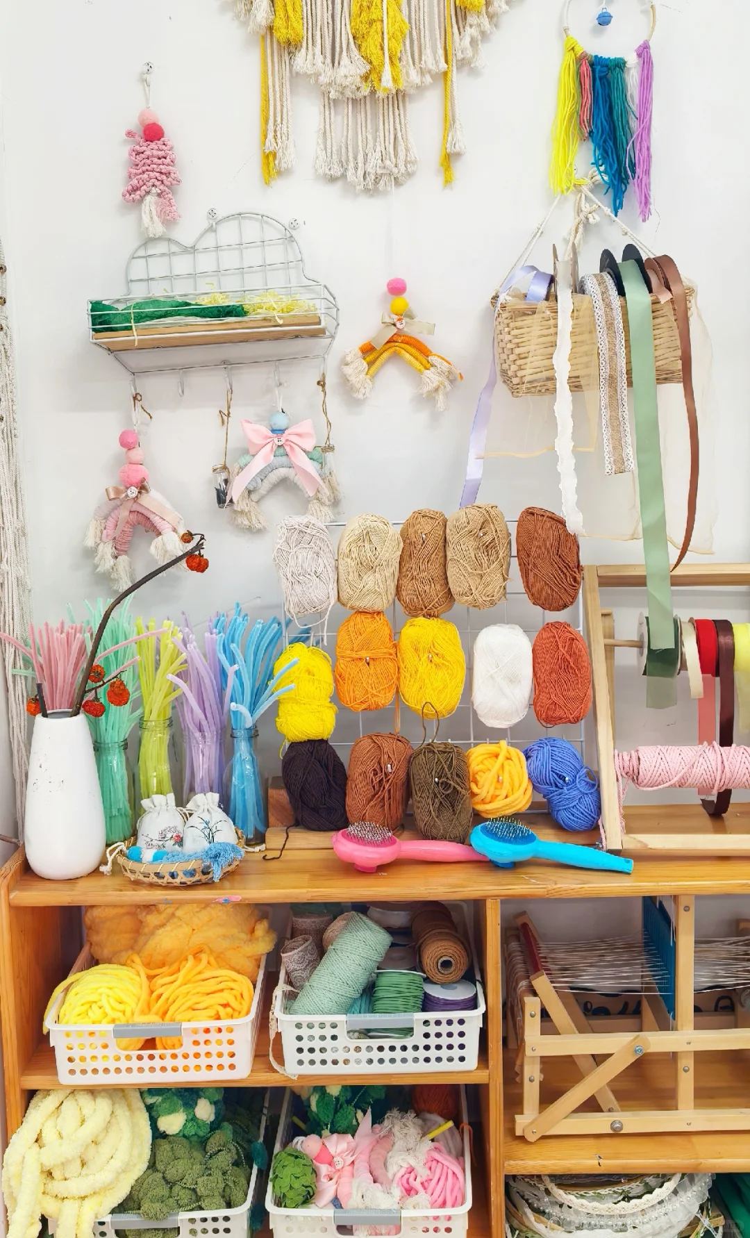 幼儿园秋天?环创/色彩斑斓的编织小鱼树