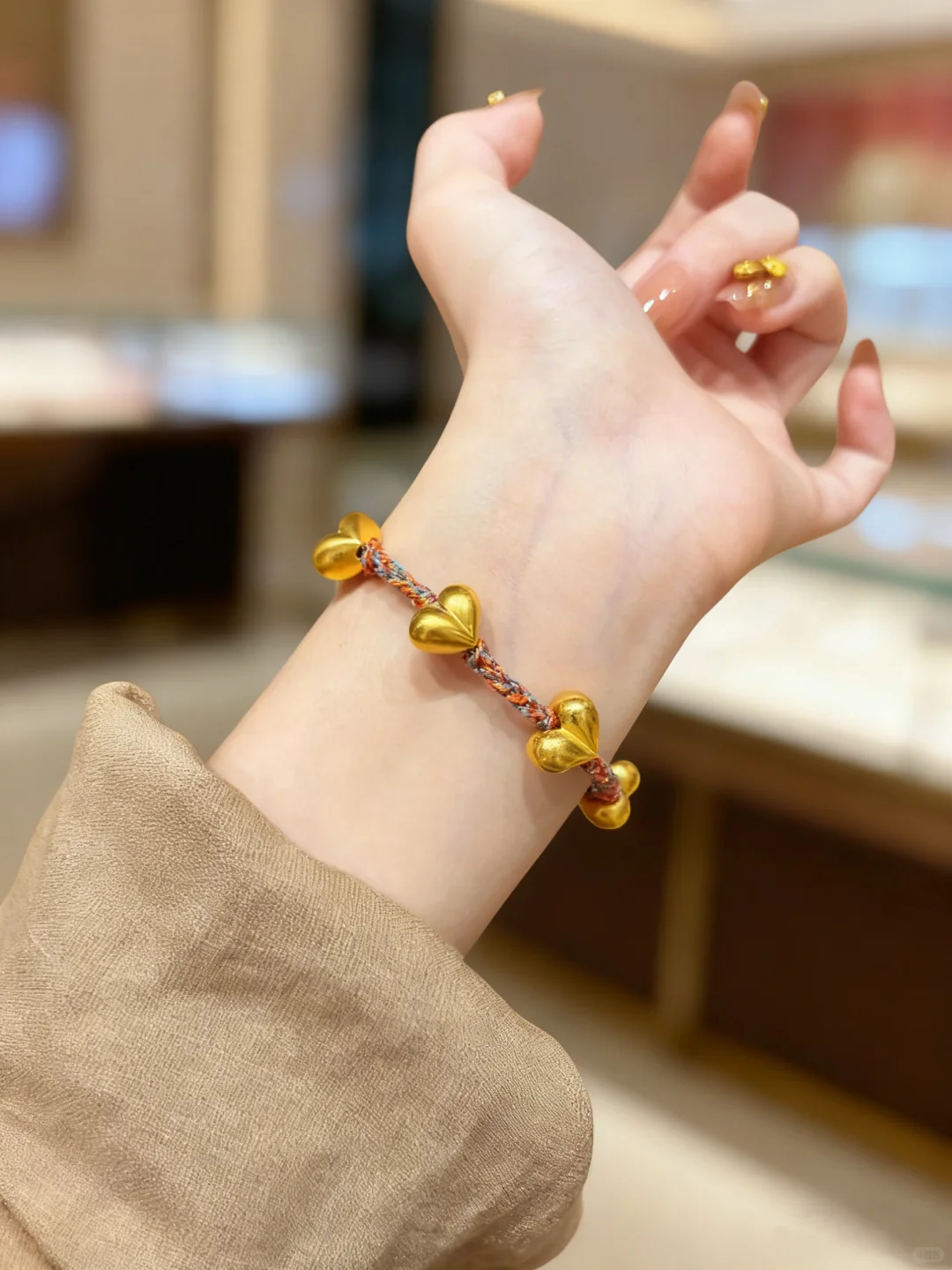 黄金小屁桃编织手绳，太小有人不嫌弃的吗？