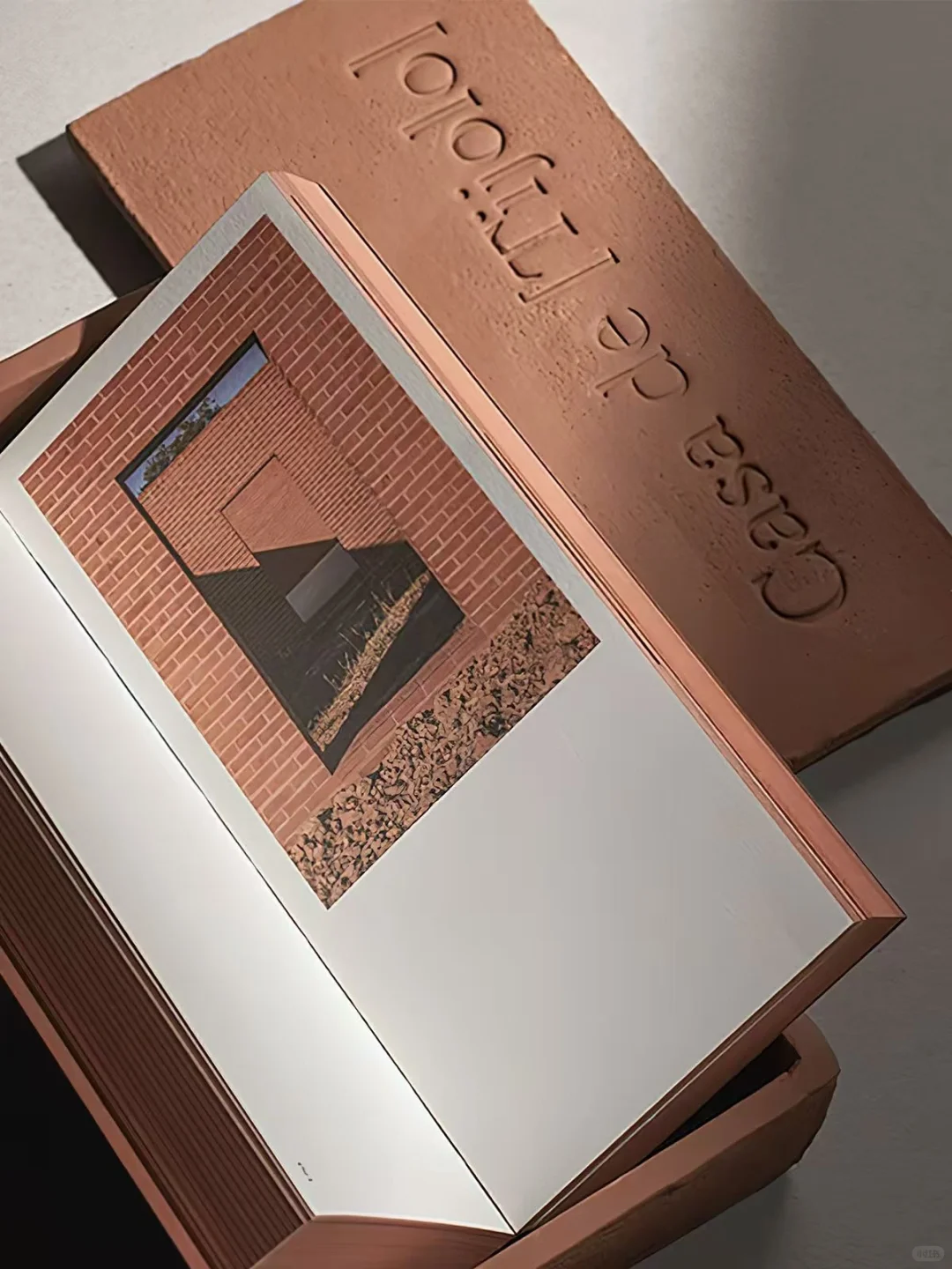 装在砖头里的艺术感，质感营造|画册包装