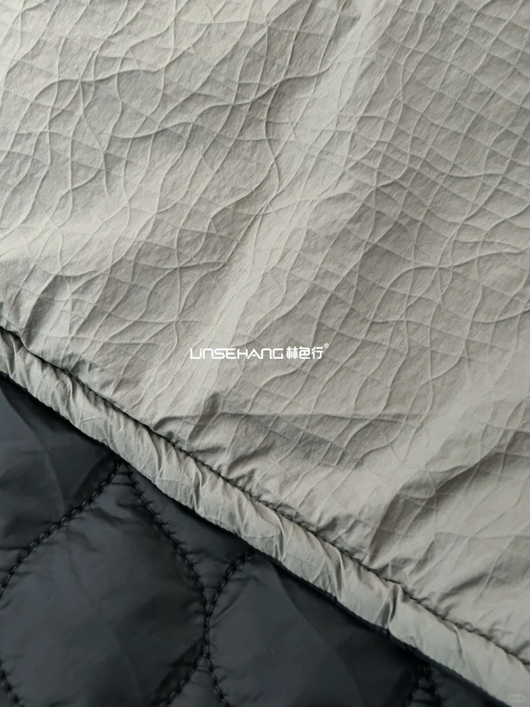 「官窑裂纹」入侵机能圈！褶皱灰调封神2025?