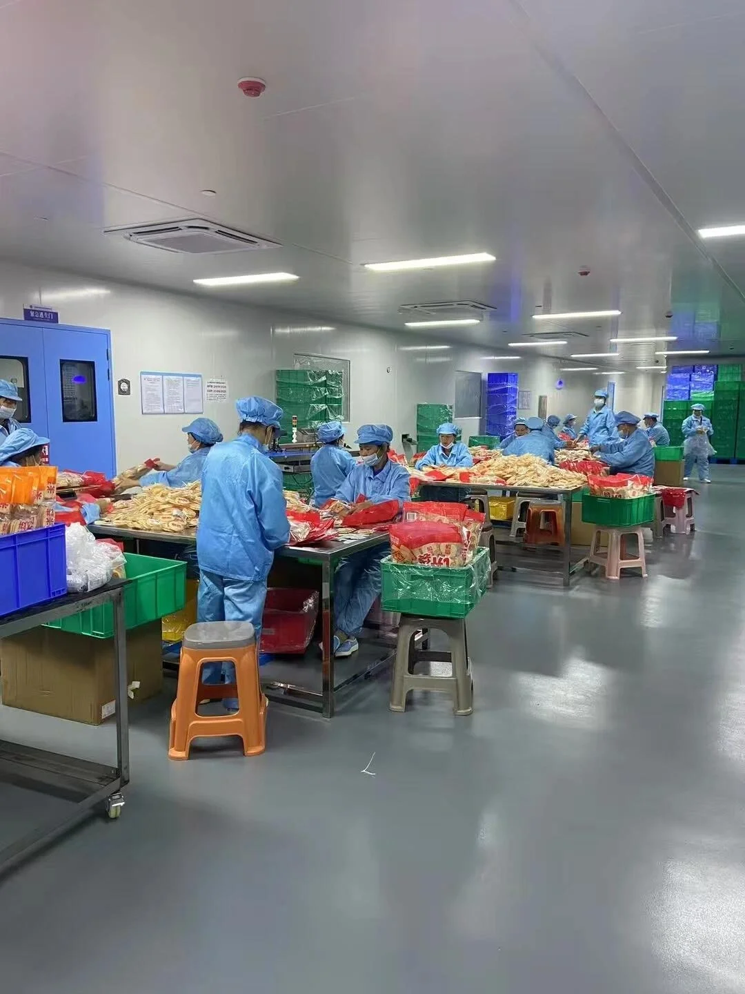 放寒假考完试了，来合肥旺旺食品包装雪饼了