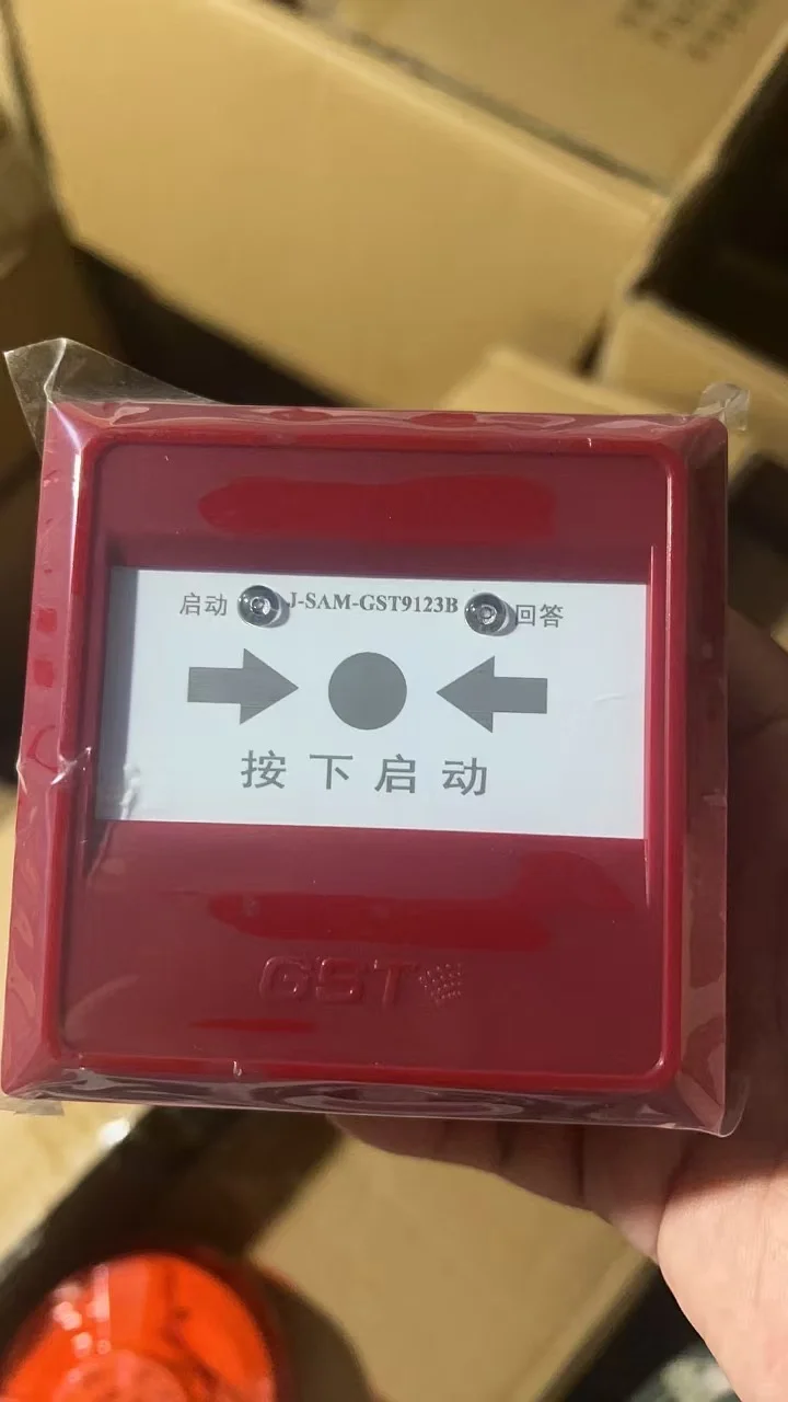 新到的感烟探测器，准备安装，确保安全！