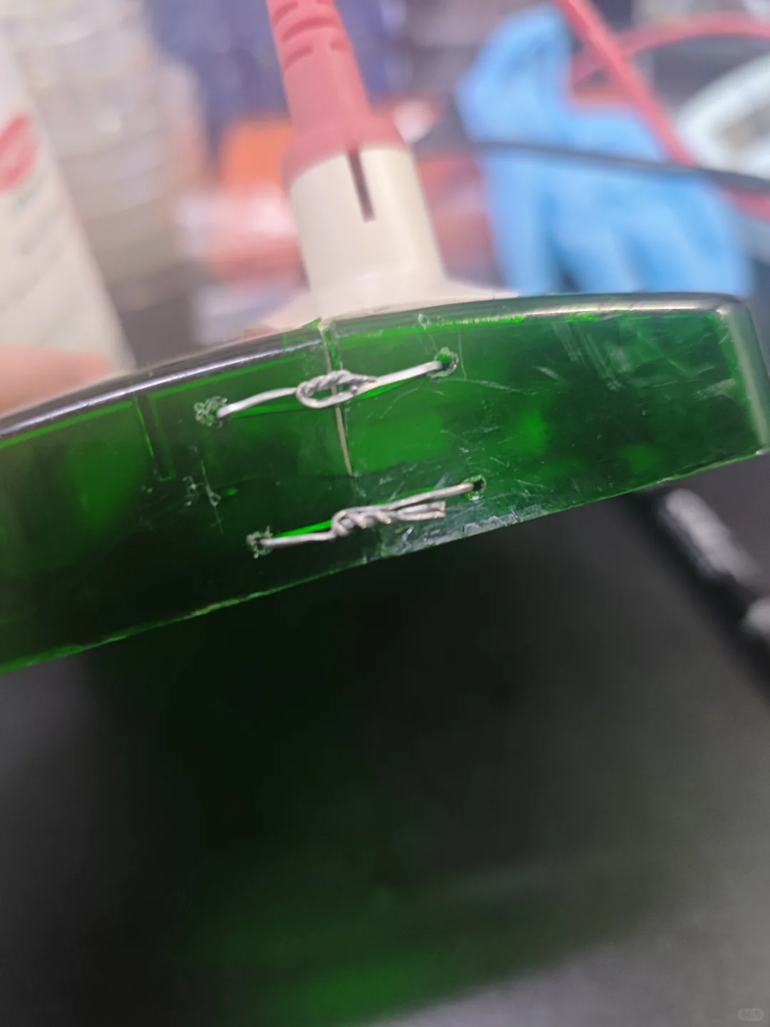 电泳槽盖子破破烂烂，总有人缝缝补补