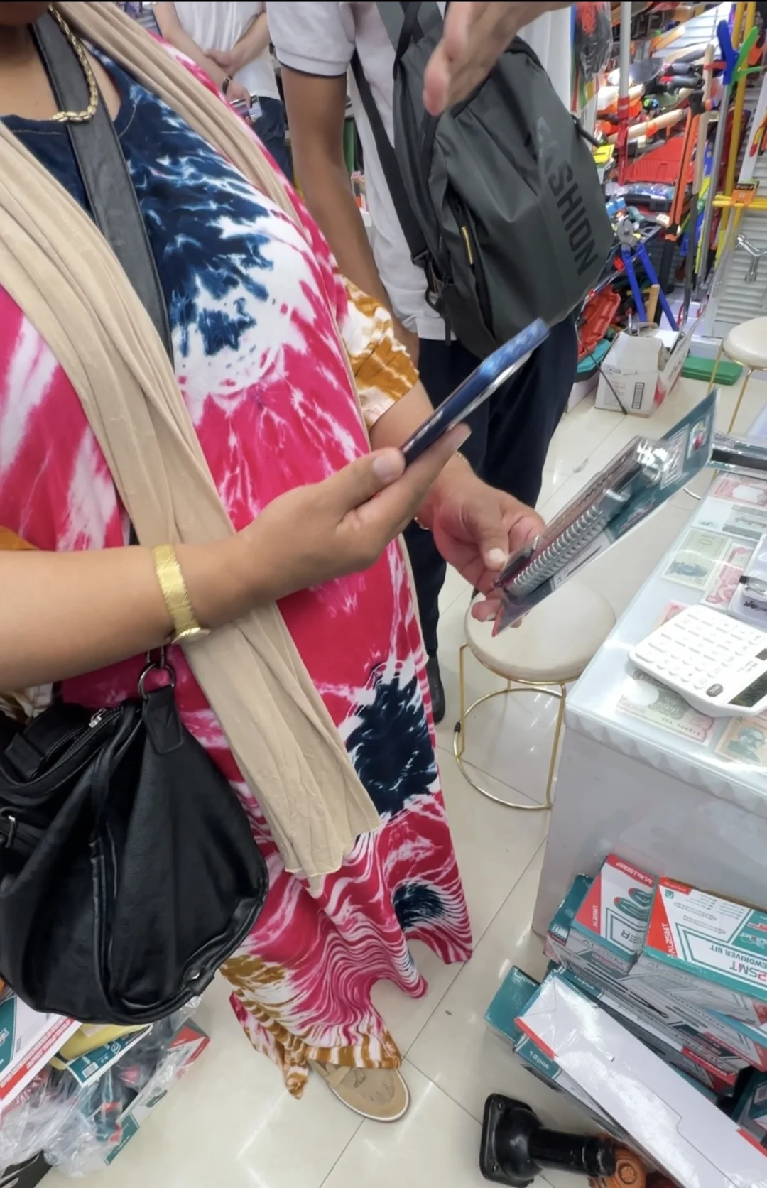 一个英专女生在义乌卖五金，是不是有点反差？