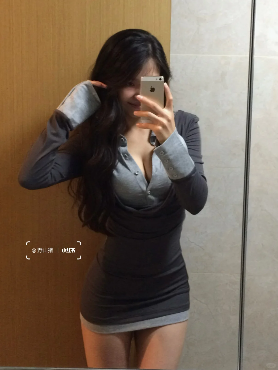 左滑穿上灰色修身连衣裙～转转给的幸运