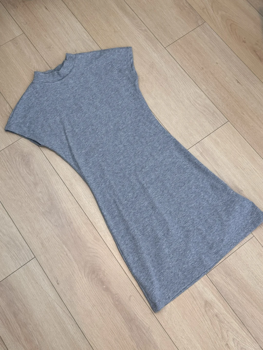 左滑穿上灰色修身连衣裙