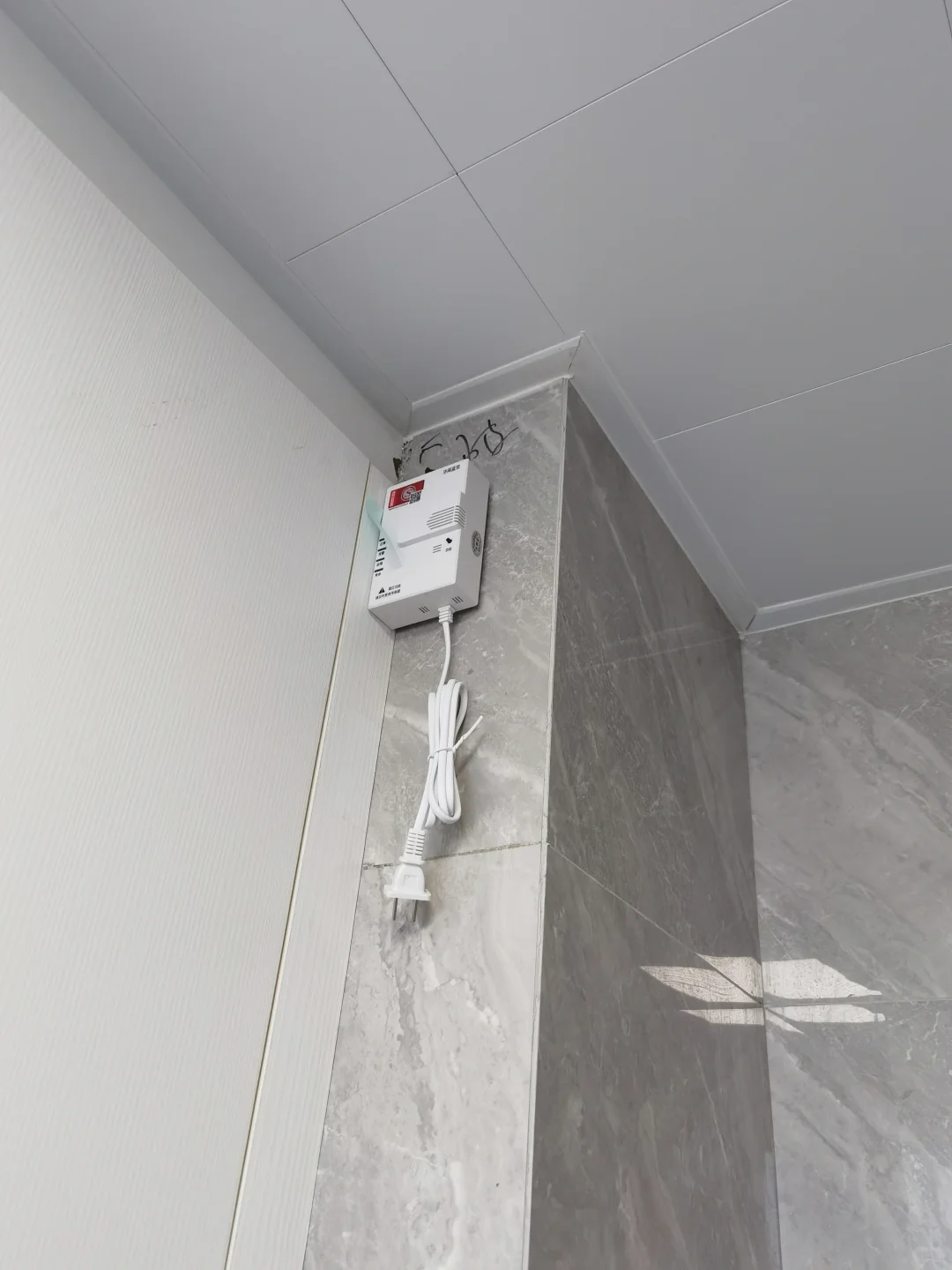 鸡肋需拆掉，燃气报警器放置位置没插座