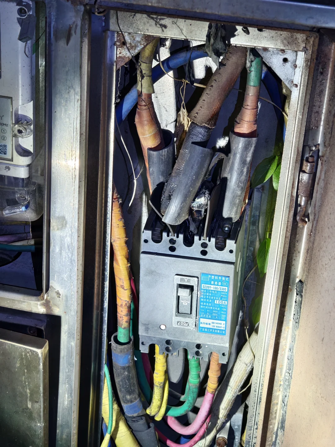 同时烧了两个断路器，也没谁了。