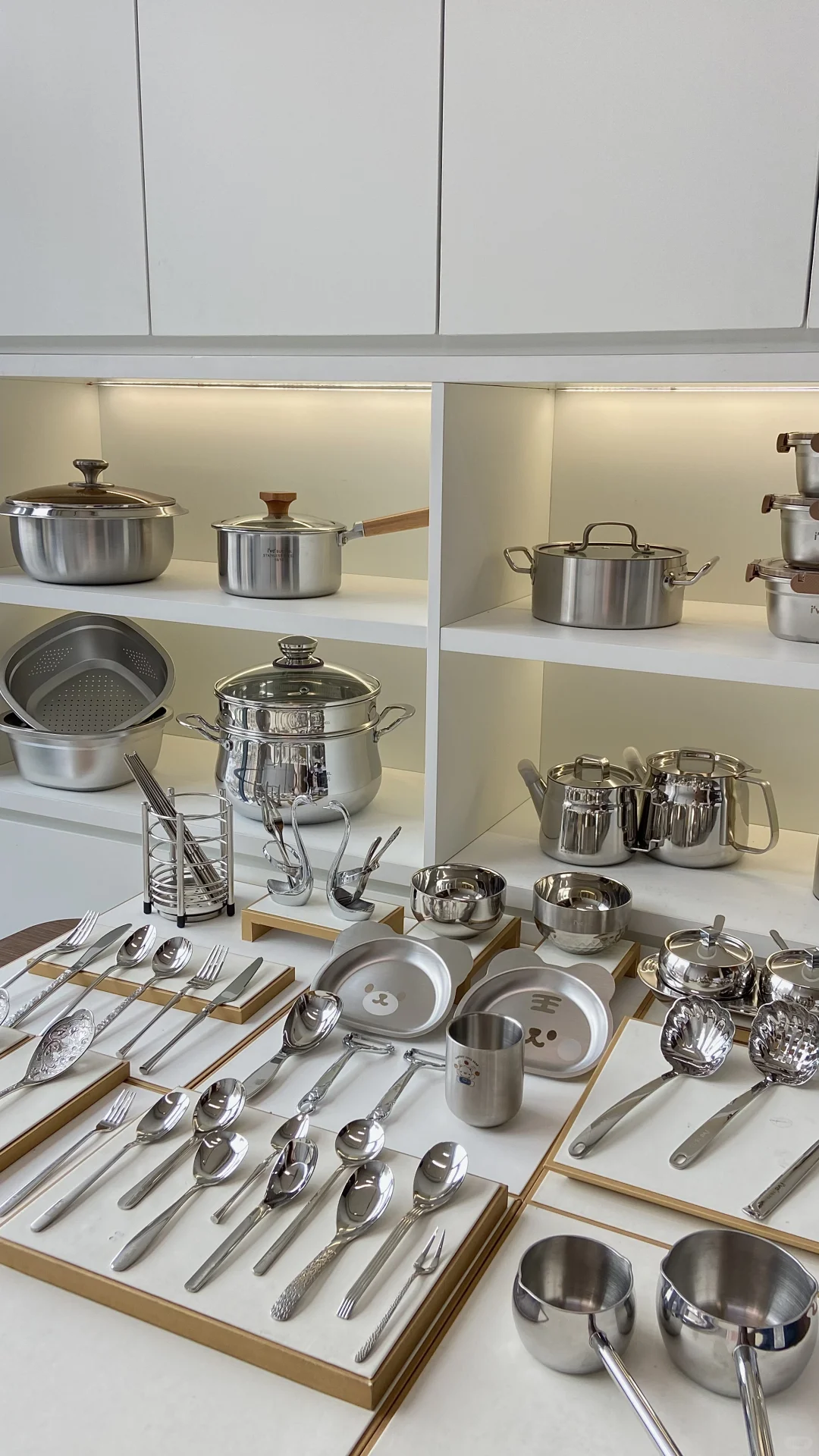 00女大回厂卖厨具 304钢亮到反光!