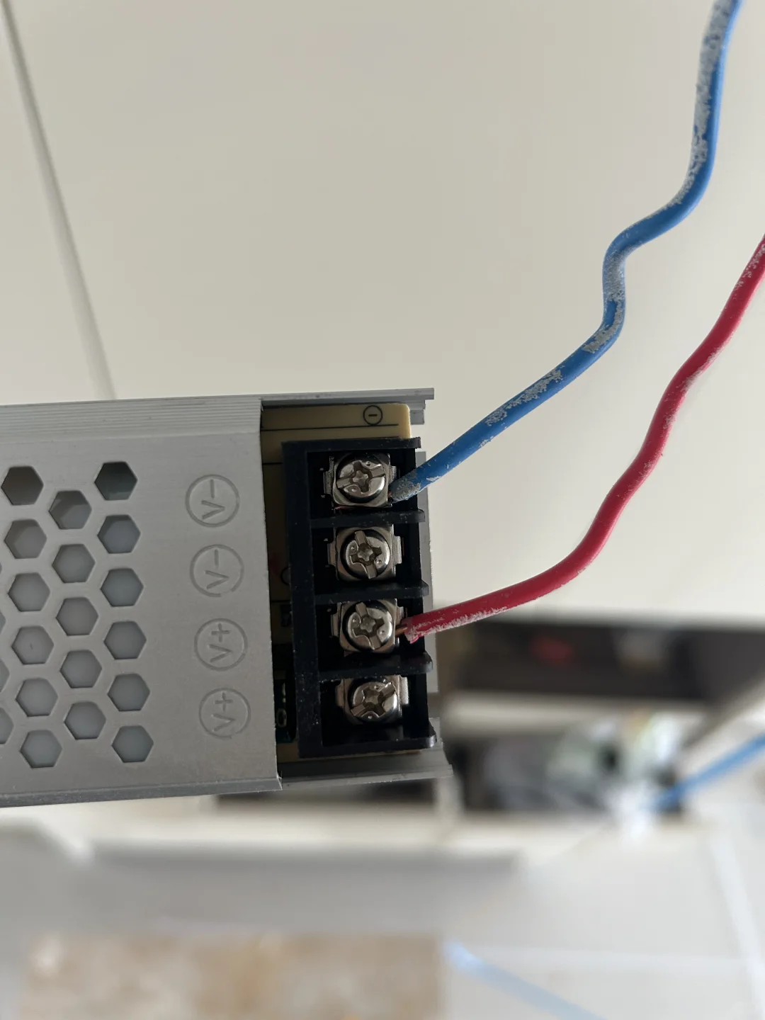 如何在吊顶上安装灯带