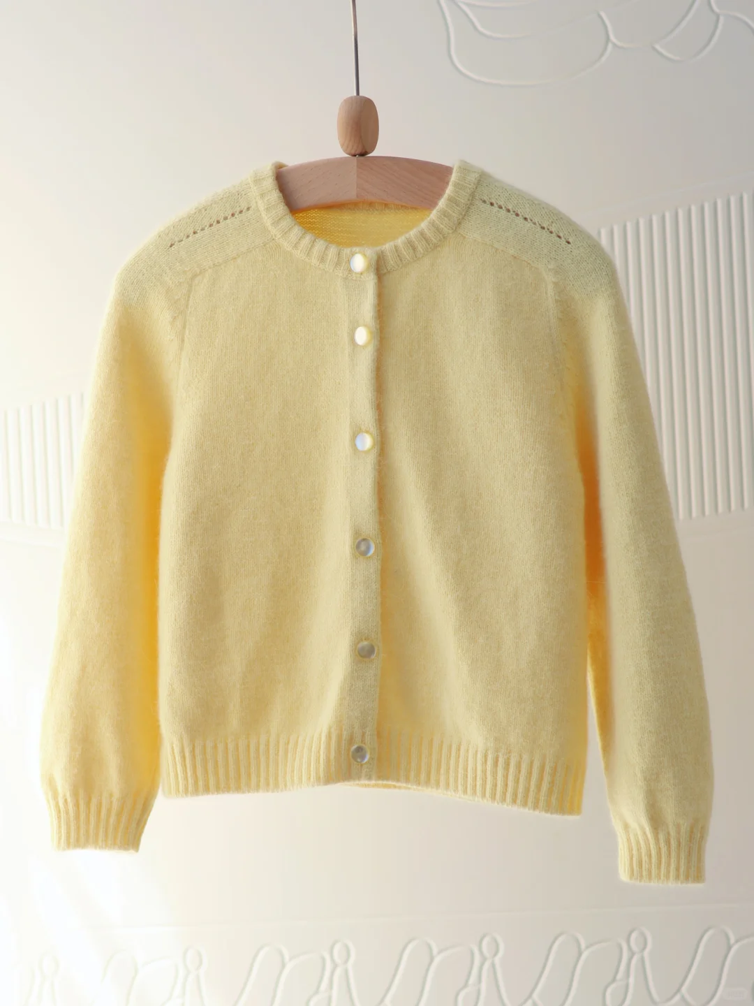 手编儿童版马鞍肩小开衫三刷淡黄色