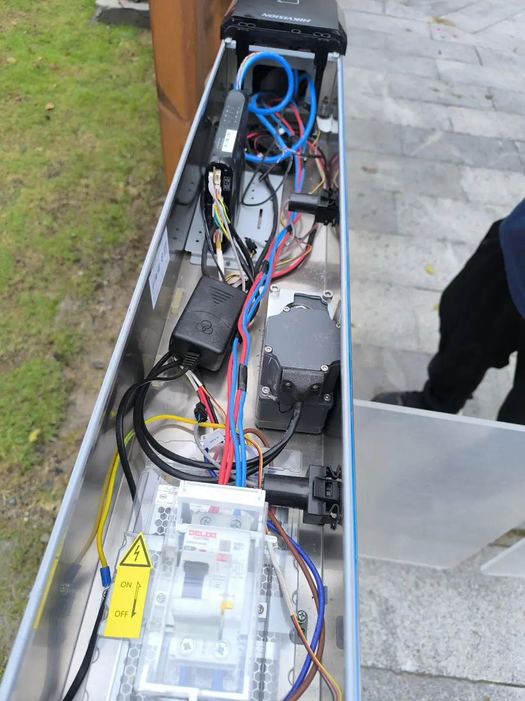 ?拆解人行通道闸