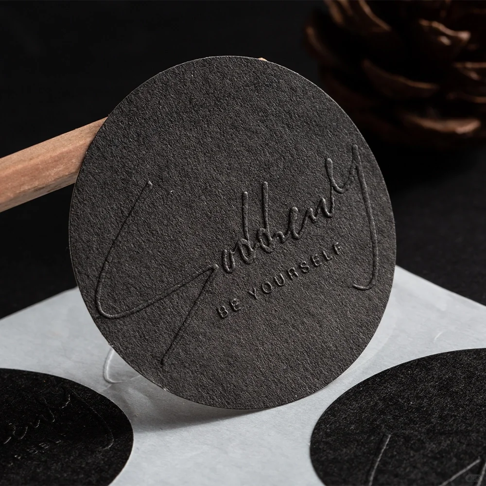 压印的各种凸状图文和花纹,彰显品质