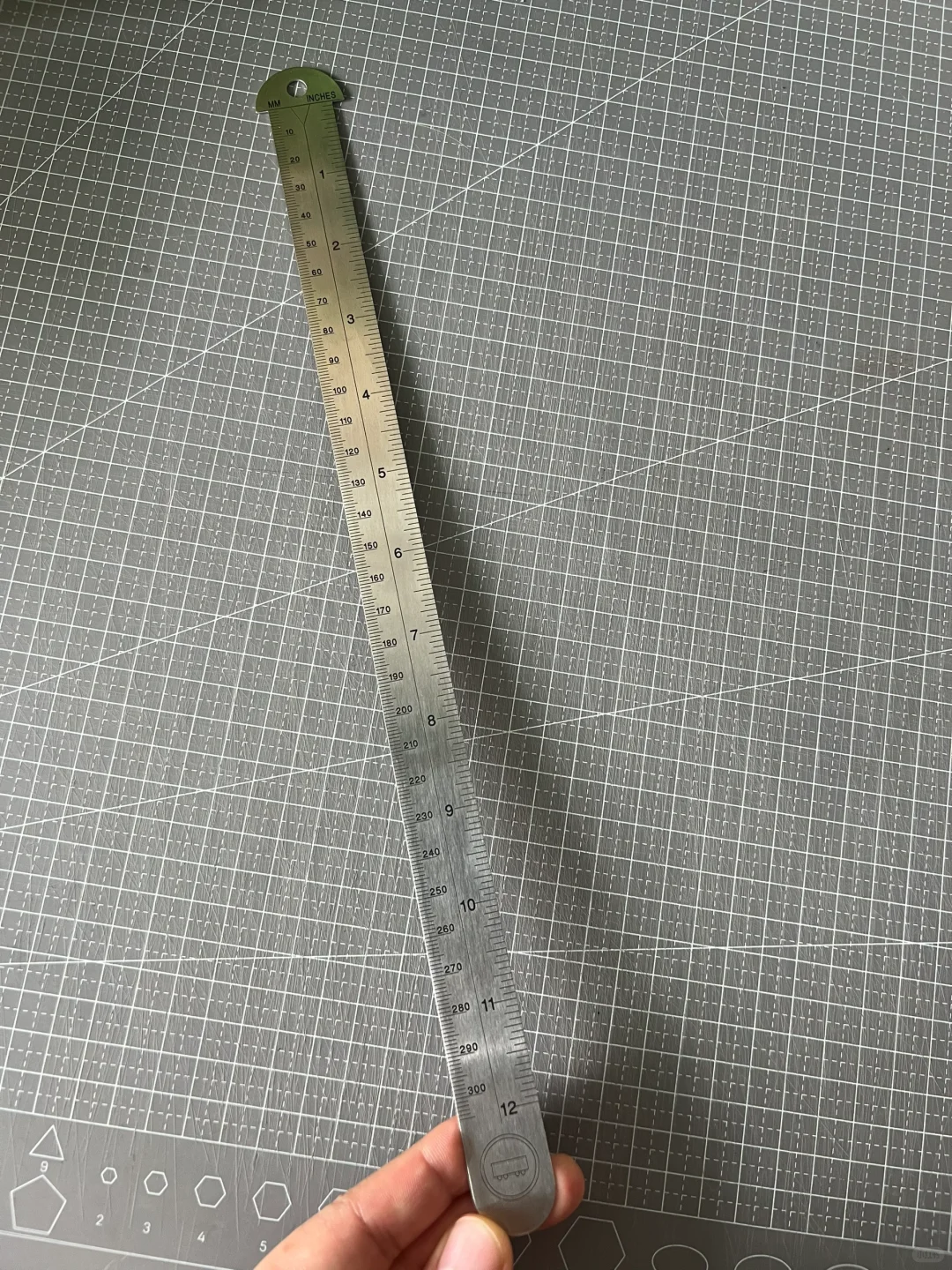 收了一把??????的钢尺