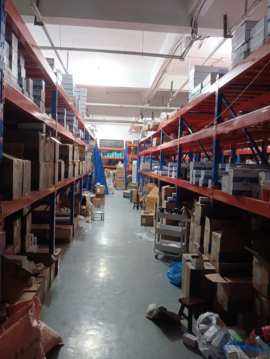 经历一天忙碌的仓库